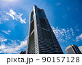 見上げた横浜ランドマークタワー 90157128