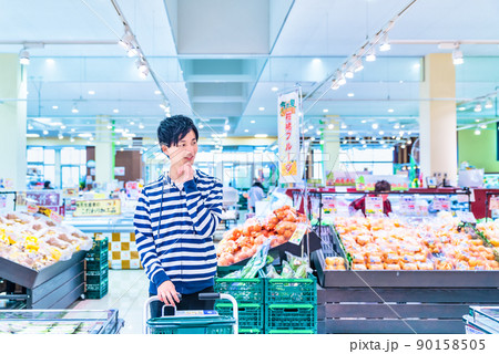 スーパーで買い物をする若い男性 スーパーで買い物をする若い男性 90158505