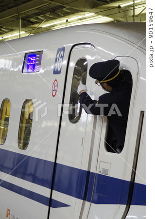 [静岡県]高頻度で行きかう新幹線 90159647