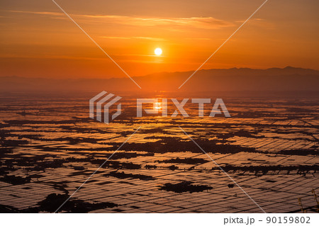 《新潟県》越後平野の夜明け・水鏡の田園風景 90159802