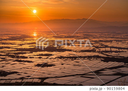 《新潟県》越後平野の夜明け・水鏡の田園風景 《新潟県》越後平野の夜明け・水鏡の田園風景 90159804