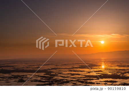 《新潟県》越後平野の夜明け・水鏡の田園風景 90159810