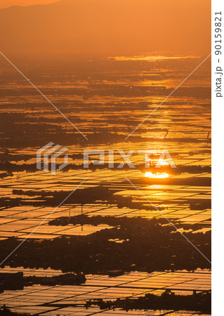 《新潟県》越後平野の夜明け・水鏡の田園風景 《新潟県》越後平野の夜明け・水鏡の田園風景 90159821