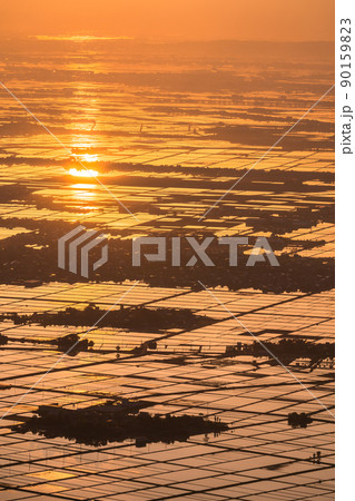 《新潟県》越後平野の夜明け・水鏡の田園風景 《新潟県》越後平野の夜明け・水鏡の田園風景 90159823