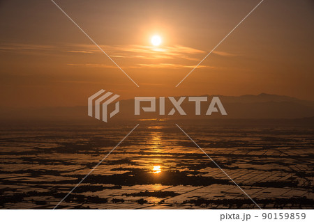 《新潟県》越後平野の夜明け・水鏡の田園風景 《新潟県》越後平野の夜明け・水鏡の田園風景 90159859