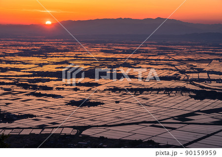《新潟県》越後平野の夜明け・水鏡の田園風景 90159959