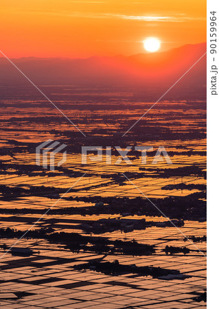 《新潟県》越後平野の夜明け・水鏡の田園風景 《新潟県》越後平野の夜明け・水鏡の田園風景 90159964
