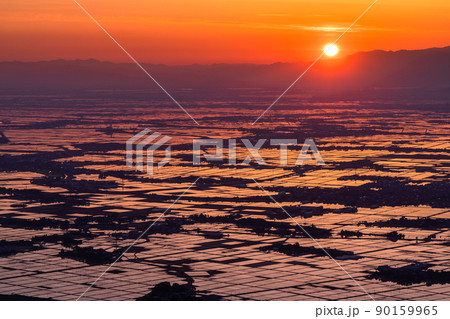 《新潟県》越後平野の夜明け・水鏡の田園風景 《新潟県》越後平野の夜明け・水鏡の田園風景 90159965
