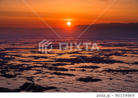 《新潟県》越後平野の夜明け・水鏡の田園風景 90159969