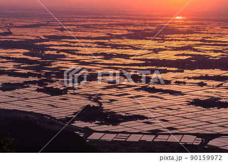 《新潟県》越後平野の夜明け・水鏡の田園風景 《新潟県》越後平野の夜明け・水鏡の田園風景 90159972
