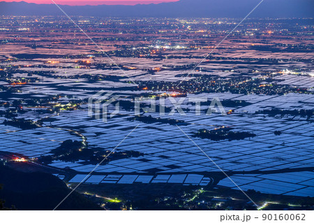 《新潟県》越後平野の夜明け・水鏡の田園風景 90160062