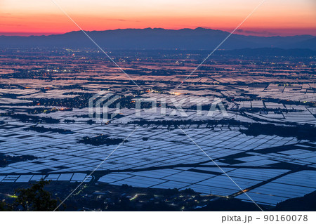 《新潟県》越後平野の夜明け・水鏡の田園風景 《新潟県》越後平野の夜明け・水鏡の田園風景 90160078