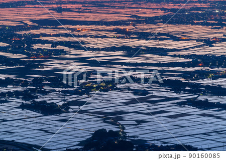 《新潟県》越後平野の夜明け・水鏡の田園風景 《新潟県》越後平野の夜明け・水鏡の田園風景 90160085