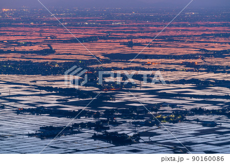 《新潟県》越後平野の夜明け・水鏡の田園風景 《新潟県》越後平野の夜明け・水鏡の田園風景 90160086