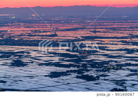 《新潟県》越後平野の夜明け・水鏡の田園風景 90160087