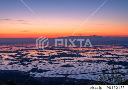 《新潟県》越後平野の夜明け・水鏡の田園風景 90160125