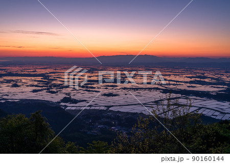 《新潟県》越後平野の夜明け・水鏡の田園風景 90160144