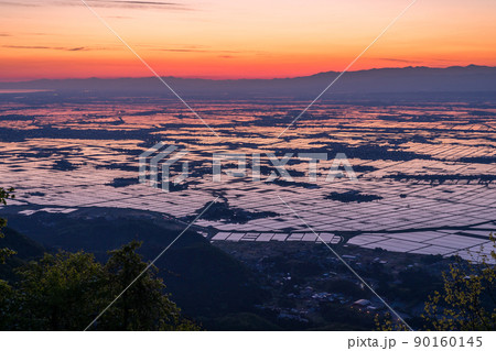 《新潟県》越後平野の夜明け・水鏡の田園風景 90160145