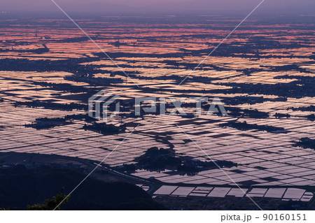 《新潟県》越後平野の夜明け・水鏡の田園風景 90160151