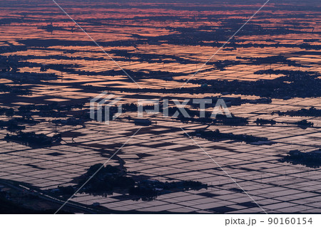 《新潟県》越後平野の夜明け・水鏡の田園風景 90160154