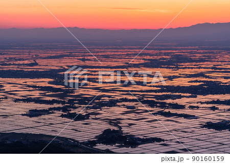 《新潟県》越後平野の夜明け・水鏡の田園風景 《新潟県》越後平野の夜明け・水鏡の田園風景 90160159