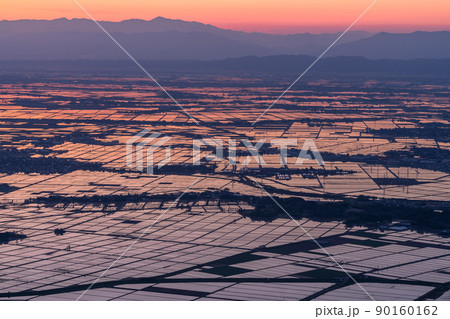 《新潟県》越後平野の夜明け・水鏡の田園風景 90160162
