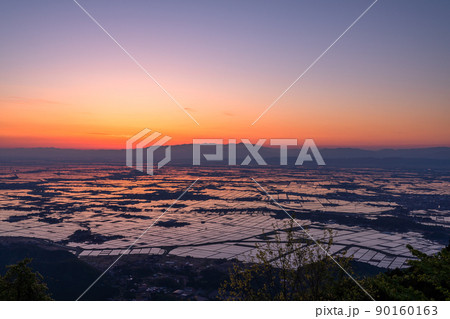 《新潟県》越後平野の夜明け・水鏡の田園風景 90160163