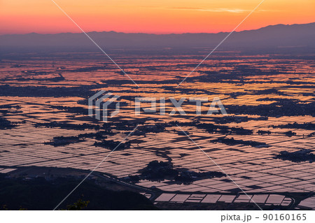 《新潟県》越後平野の夜明け・水鏡の田園風景 90160165