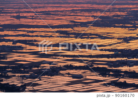 《新潟県》越後平野の夜明け・水鏡の田園風景 90160170