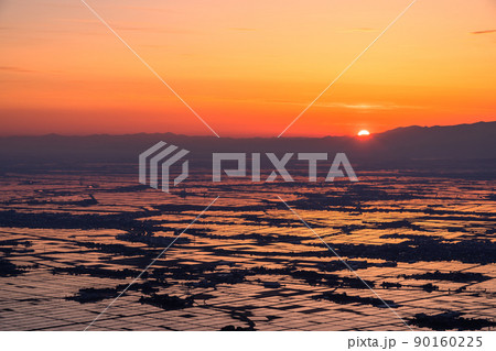 《新潟県》越後平野の夜明け・水鏡の田園風景 《新潟県》越後平野の夜明け・水鏡の田園風景 90160225