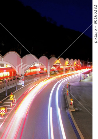 [箱根町]温泉街の夜、行きかう列車と車 90160282
