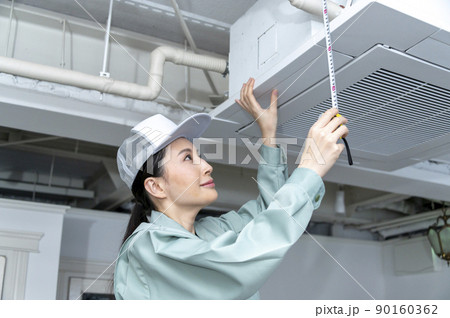 女性の空調設備エンジニア 90160362