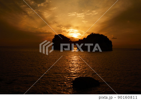 円月島の夕日 円月島の夕日 90160811