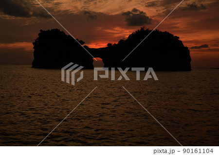 円月島の夕日 円月島の夕日 90161104