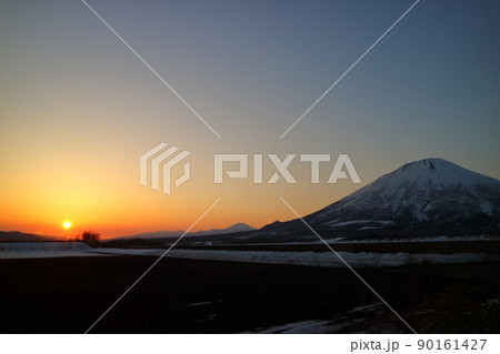 真狩村 羊蹄山と夕日 真狩村 羊蹄山と夕日 90161427