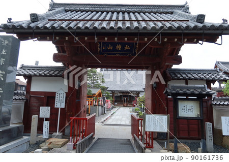 滋賀県彦根市の夢京橋キャッスルロードにある宗安寺境内入り口の風景 90161736