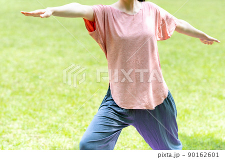 新緑の芝生でヨガをする女性【パーツカット】 新緑の芝生でヨガをする女性【パーツカット】 90162601