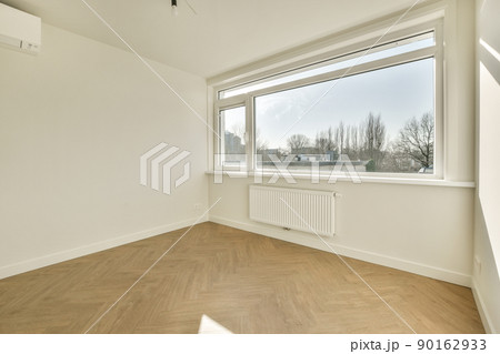 Plastic window and radiator on white wall in empty light room at home 90162933