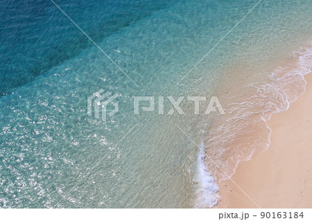 白い砂浜とエメラルドグリーンの海 白い砂浜とエメラルドグリーンの海 90163184