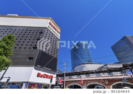 JR「有楽町」駅と「ビックカメラ有楽町店」 90164644