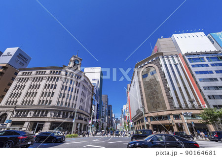 快晴の銀座四丁目の街並み 快晴の銀座四丁目の街並み 90164681
