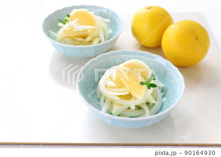 日向夏と新玉ねぎのマリネ　日向夏と新玉ねぎのサラダ 90164930