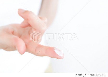 薬を塗る手元 90165230