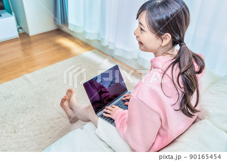 ノートパソコンを操作する若い女性のイメージカット ノートパソコンを操作する若い女性のイメージカット 90165454