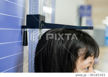 身長を測定する女性 90165563
