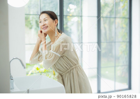 おしゃれをする60代女性 90165828