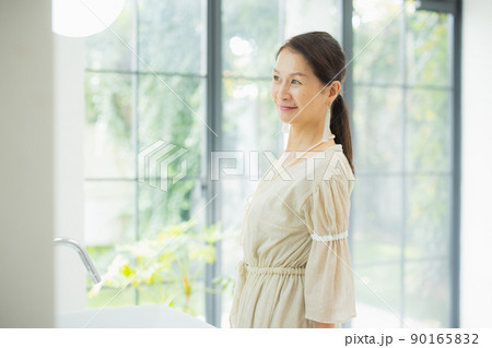 おしゃれをする60代女性 おしゃれをする60代女性 90165832