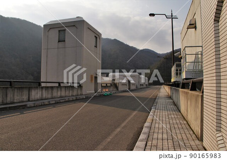 八田原ダムの天端 90165983