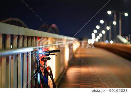 夜の橋で一時停車するクロスバイク(自転車) 夜の橋で一時停車するクロスバイク(自転車) 90166023