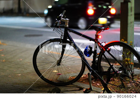 停車しているクロスバイク(自転車) 停車しているクロスバイク(自転車) 90166024